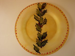 Assiette 27cm peinte à la main sous verre modèle original "Houx"
